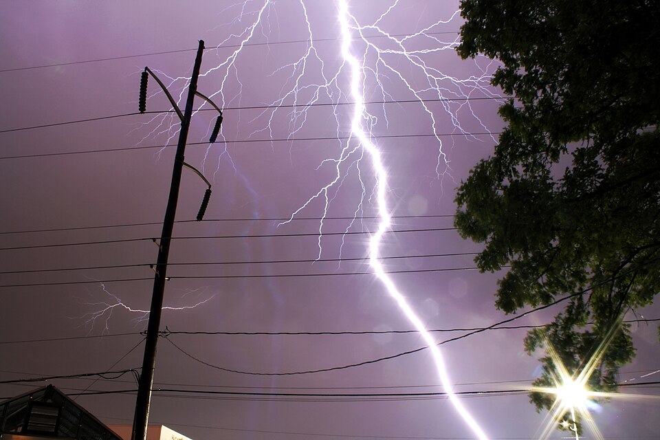 File:Lightning Bolt Arlington, Texas Apr 24 2011.JPG